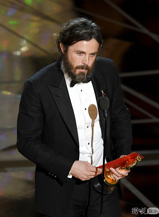 卡西·阿弗莱克获第89届奥斯卡最佳男主角 这个奖本来是属于马特·达蒙的
