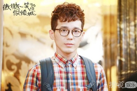 白宇刘萌萌恋情曝光！又一对不拉窗帘被偷拍的...