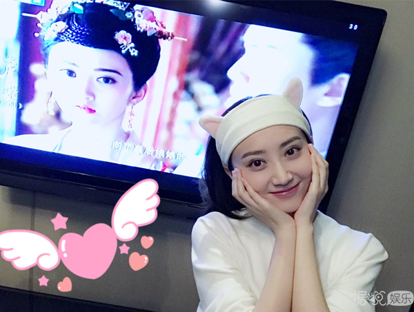 景甜靠背景终迎来春天，粉丝围满机场接机，脸上甭提多开心！