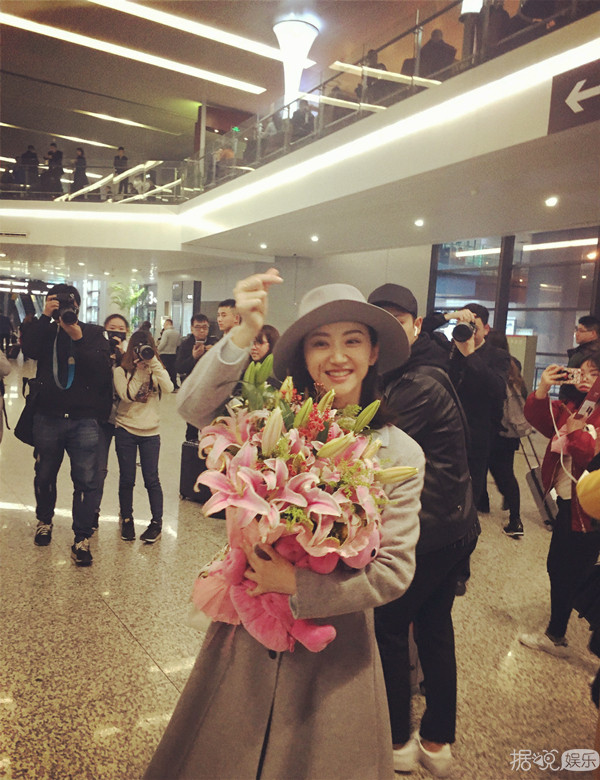 景甜靠背景终迎来春天，粉丝围满机场接机，脸上甭提多开心！