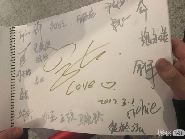 景甜靠背景终迎来春天，粉丝围满机场接机，脸上甭提多开心！