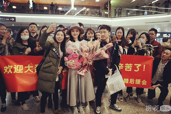 景甜靠背景终迎来春天，粉丝围满机场接机，脸上甭提多开心！