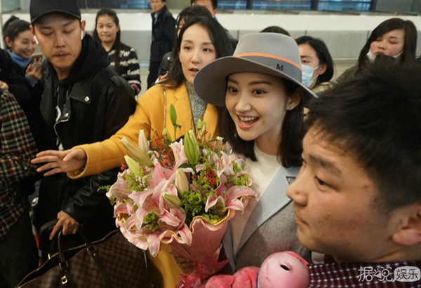景甜靠背景终迎来春天，粉丝围满机场接机，脸上甭提多开心！