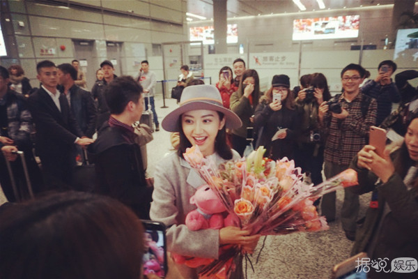 景甜靠背景终迎来春天，粉丝围满机场接机，脸上甭提多开心！