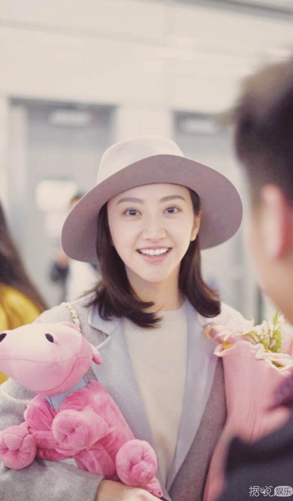 景甜靠背景终迎来春天，粉丝围满机场接机，脸上甭提多开心！