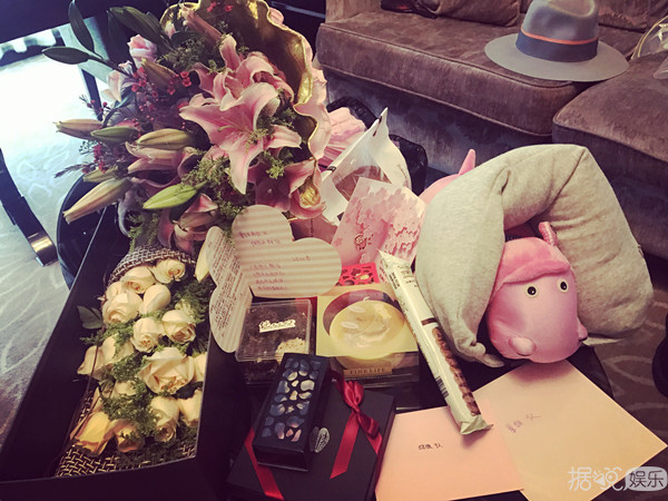 景甜靠背景终迎来春天，粉丝围满机场接机，脸上甭提多开心！