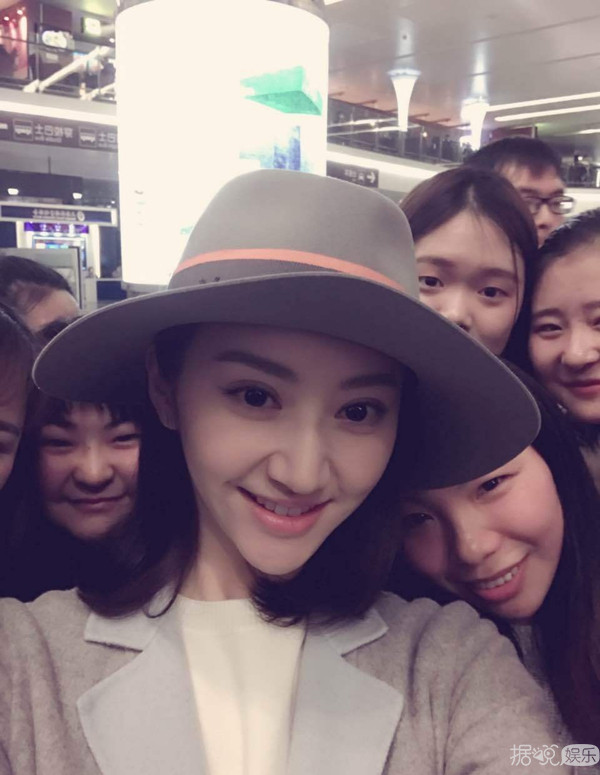 景甜靠背景终迎来春天，粉丝围满机场接机，脸上甭提多开心！