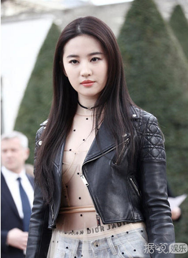 神仙姐姐刘亦菲 皮衣配纱裙亮相巴黎时装周 美艳又霸气