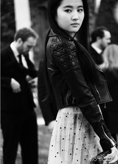 神仙姐姐刘亦菲 皮衣配纱裙亮相巴黎时装周 美艳又霸气