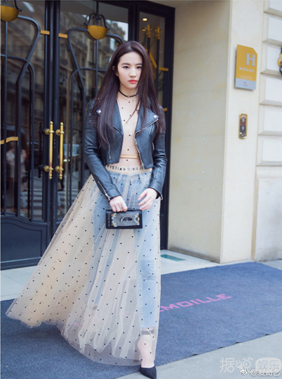 神仙姐姐刘亦菲 皮衣配纱裙亮相巴黎时装周 美艳又霸气