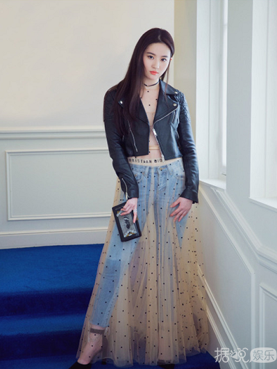 神仙姐姐刘亦菲 皮衣配纱裙亮相巴黎时装周 美艳又霸气