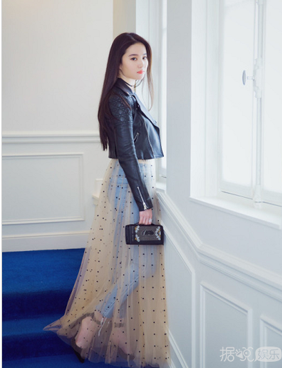 神仙姐姐刘亦菲 皮衣配纱裙亮相巴黎时装周 美艳又霸气
