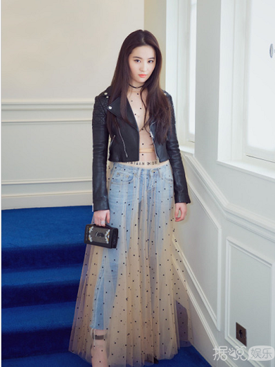 神仙姐姐刘亦菲 皮衣配纱裙亮相巴黎时装周 美艳又霸气
