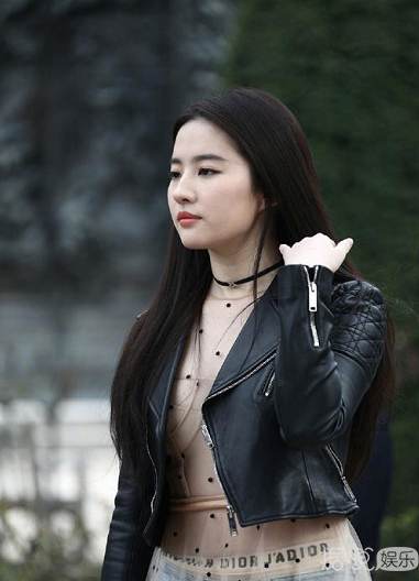 神仙姐姐刘亦菲 皮衣配纱裙亮相巴黎时装周 美艳又霸气