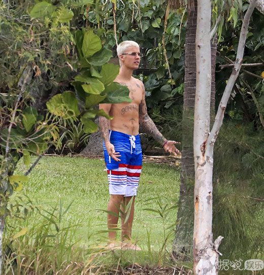 比伯度假不满被偷拍狂竖中指 真是好一枚有个性的boy 比伯度假不满被偷拍狂竖中指 真是好一枚有个性的boy