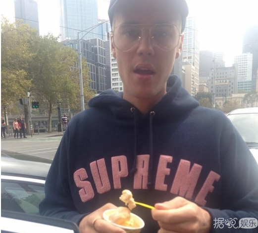 比伯度假不满被偷拍狂竖中指 真是好一枚有个性的boy 比伯度假不满被偷拍狂竖中指 真是好一枚有个性的boy