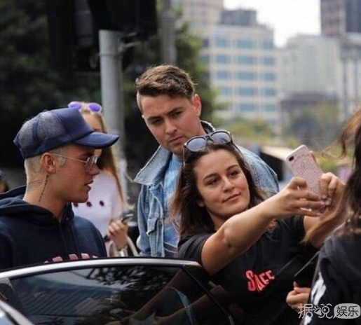 比伯度假不满被偷拍狂竖中指 真是好一枚有个性的boy