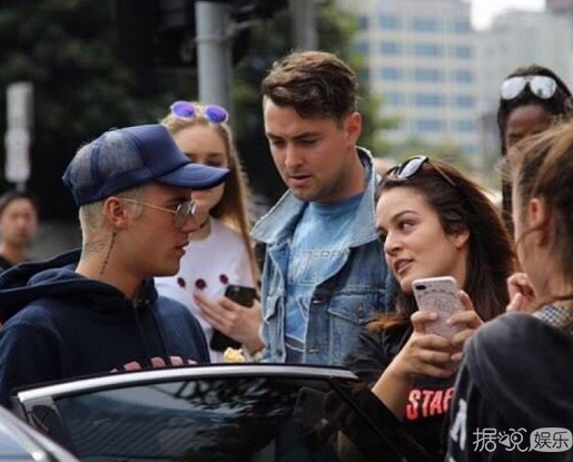 比伯度假不满被偷拍狂竖中指 真是好一枚有个性的boy 比伯度假不满被偷拍狂竖中指 真是好一枚有个性的boy
