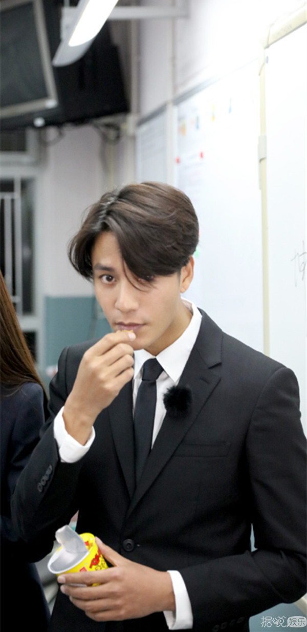 《二十四小时》陈坤吴磊董大力香港街头上演西装版《无间道》