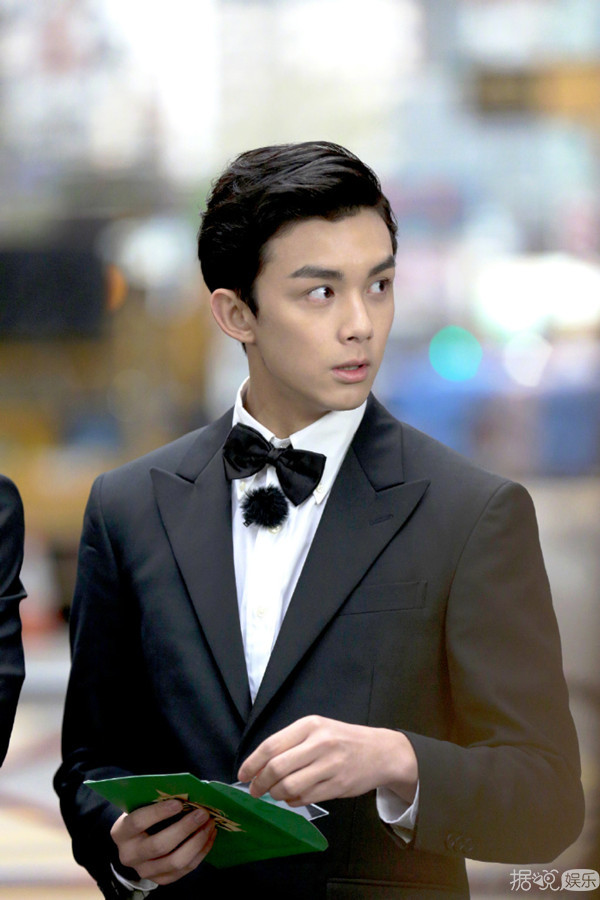 《二十四小时》陈坤吴磊董大力香港街头上演西装版《无间道》