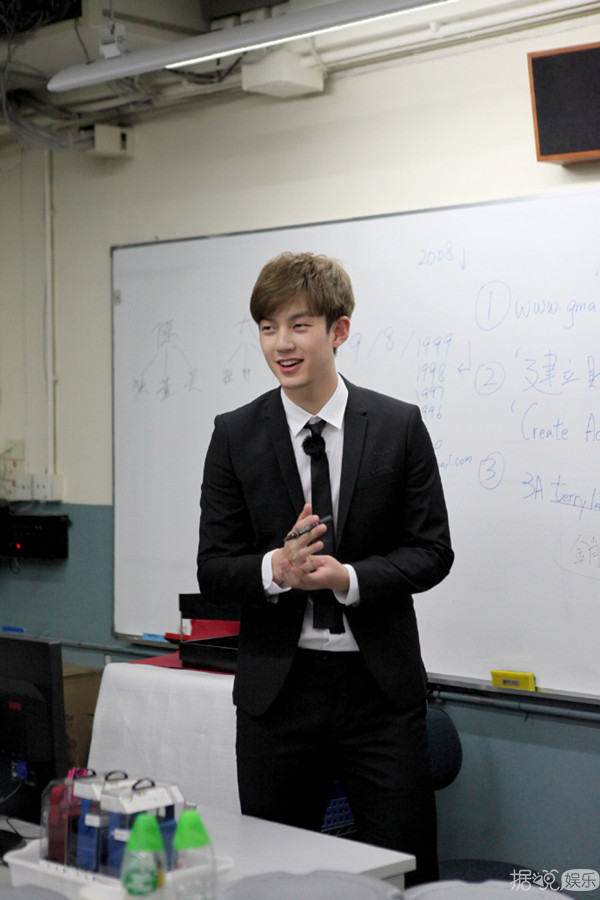 《二十四小时》陈坤吴磊董大力香港街头上演西装版《无间道》