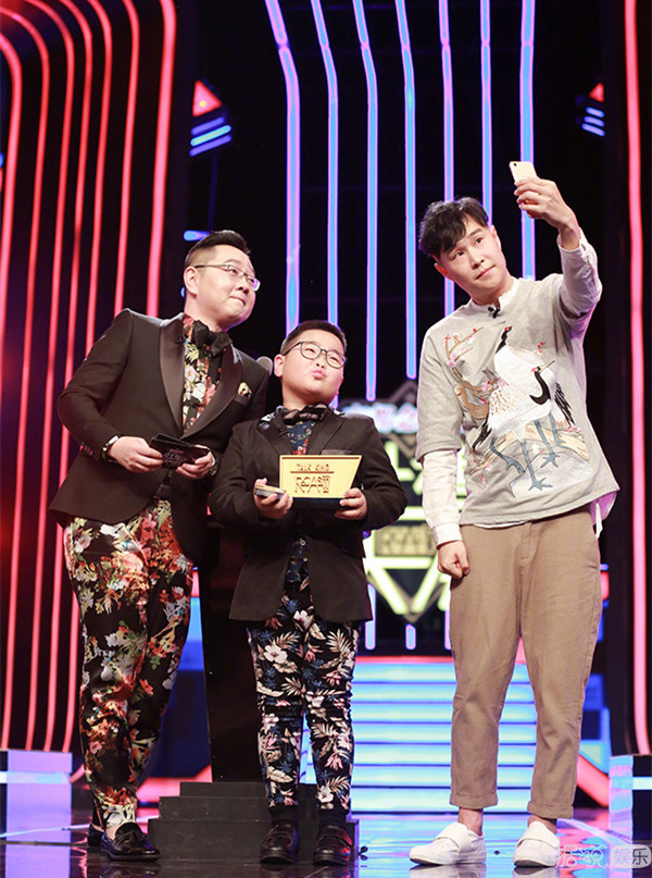 《吐槽大会》表情包一哥谢飞机尬舞，小沈阳不按台本现怼宋小宝