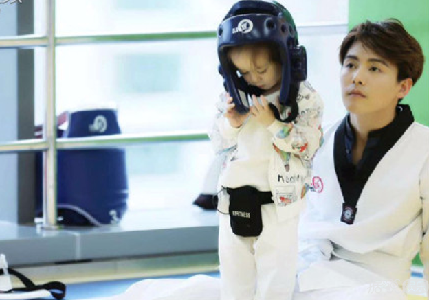 《放开我北鼻》马天宇变身2D人形立牌怒刷存在感