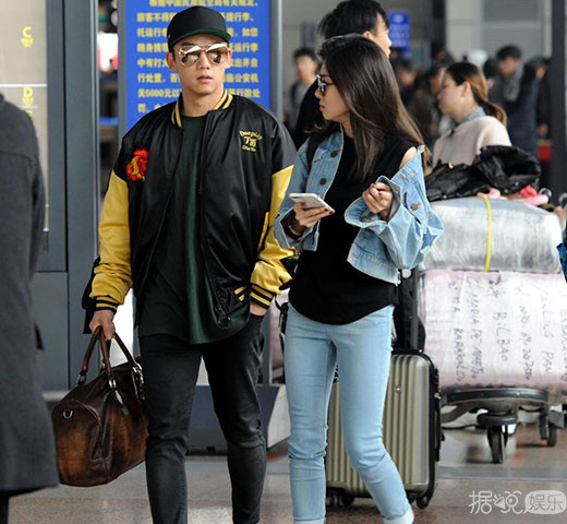 郑恺携白富美女友现身机场秀恩爱 这一对的狗粮我吃了