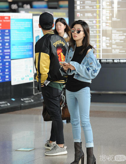 郑恺携白富美女友现身机场秀恩爱 这一对的狗粮我吃了
