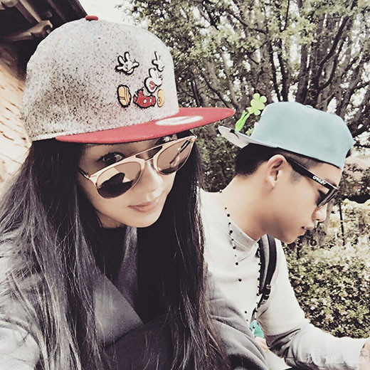 郑恺携白富美女友现身机场秀恩爱 这一对的狗粮我吃了