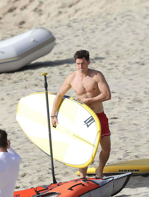 奥兰多-布鲁姆海边度假秀肌肉 这次的他不开船改攀岩了