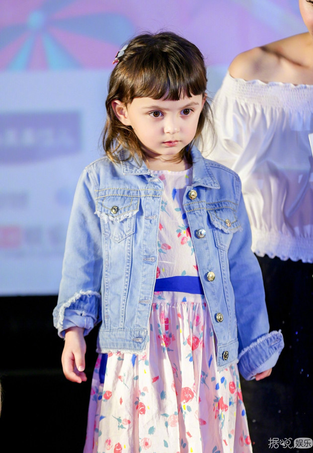 《妈妈是超人》安吉小鱼儿相爱相杀，伊能静愿当女儿奴