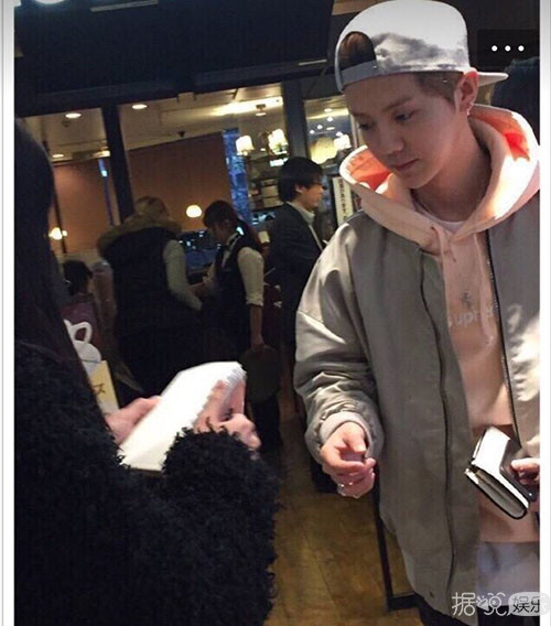 鹿晗的这两张素颜照，被疑似TFboys粉丝表示零分都达不到