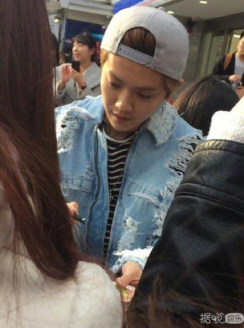 鹿晗的这两张素颜照，被疑似TFboys粉丝表示零分都达不到