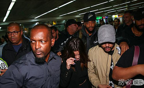 赛琳娜携新男友威肯甜蜜出游 登封面学乖避谈感情