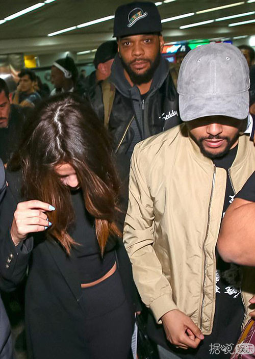 赛琳娜携新男友威肯甜蜜出游 登封面学乖避谈感情