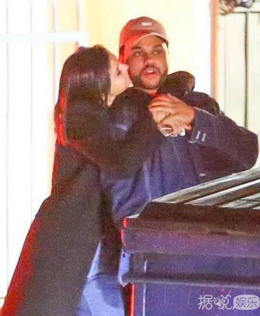 赛琳娜携新男友威肯甜蜜出游 登封面学乖避谈感情