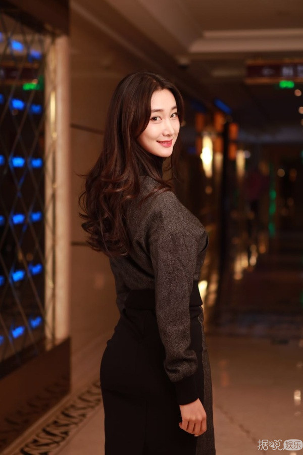 杨幂于果同刊争艳 双姝齐放百变上仙炼成记