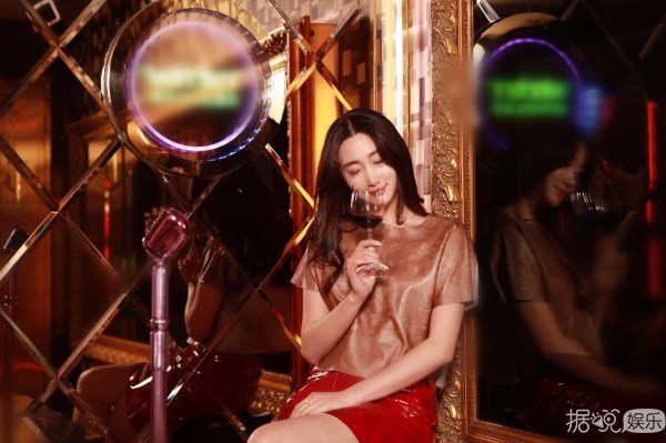 杨幂于果同刊争艳 双姝齐放百变上仙炼成记