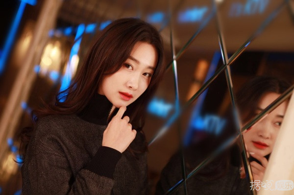 杨幂于果同刊争艳 双姝齐放百变上仙炼成记