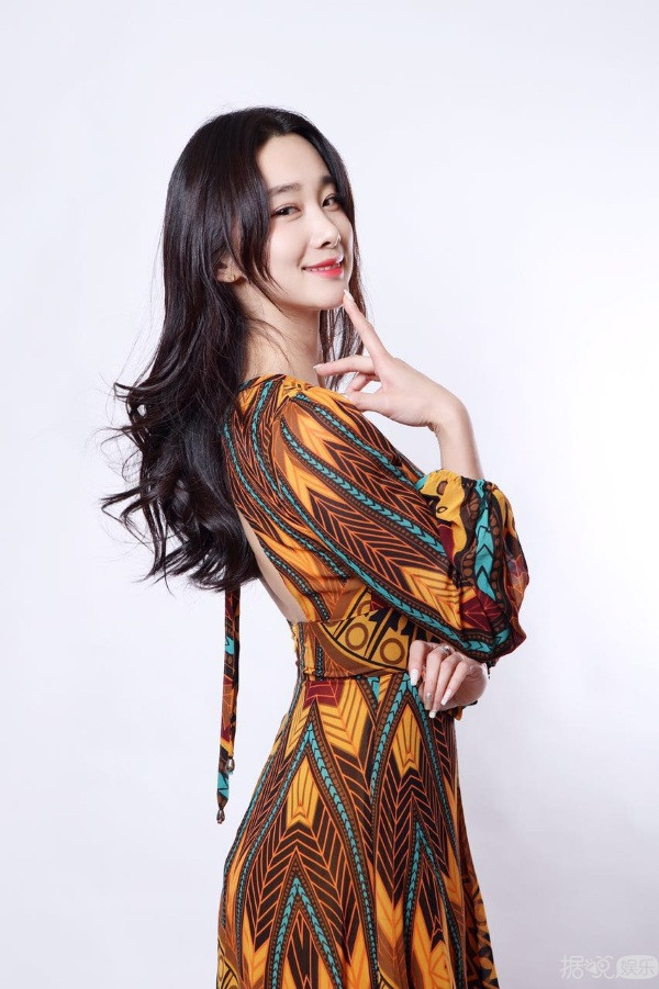 杨幂于果同刊争艳 双姝齐放百变上仙炼成记