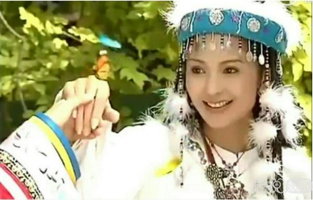 《还珠格格》香妃引蝴蝶 网友评论旧版是“引蝴蝶”吐槽新版是“扑蛾子”