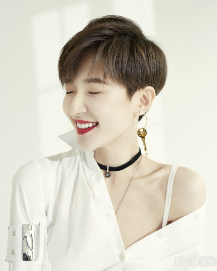 焦俊艳长发时美丽动人 短发像个帅小子 帅起来分分钟把你掰弯