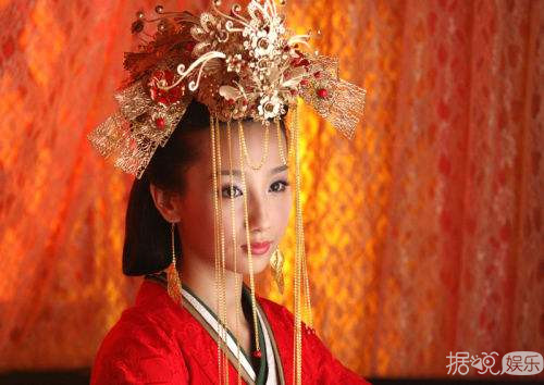 《漂洋过海来看你》中“冷美人”高洋饰演温婉的现代闺秀“严晓秋” 《漂洋过海来看你》中“冷美人”高洋饰演温婉的现代闺秀“严晓秋”