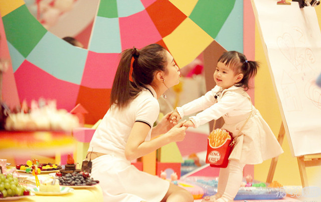 《妈妈是超人》饺子为妈妈哭泣，包文婧成功洗白从“巨婴”变亲妈？