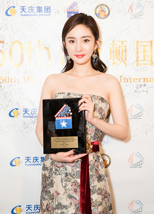 范冰冰不露耳朵是因为它丑 杨幂拍照露左脸原来是因为这个……