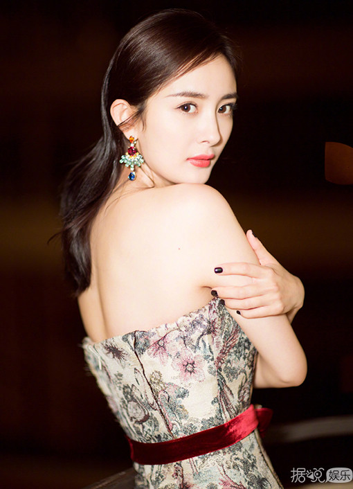 范冰冰不露耳朵是因为它丑 杨幂拍照露左脸原来是因为这个……