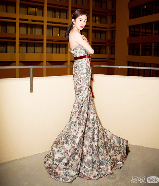 范冰冰不露耳朵是因为它丑 杨幂拍照露左脸原来是因为这个……