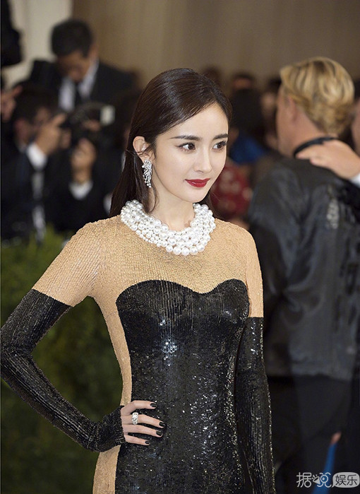 范冰冰不露耳朵是因为它丑 杨幂拍照露左脸原来是因为这个……