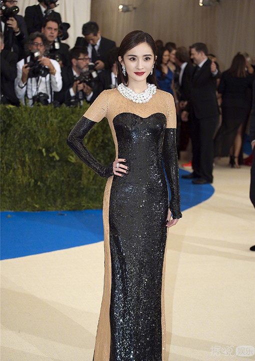 范冰冰不露耳朵是因为它丑 杨幂拍照露左脸原来是因为这个……